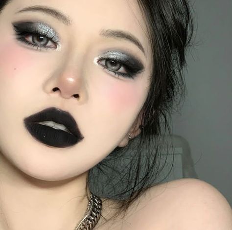 Black Makeup Eye, Soft Dark Makeup, Grey Makeup Looks, Dark Douyin Makeup, Dark Makeup Ideas, Maquillaje Dark, Black And Silver Eye Makeup, Dark Makeup Looks, Makeup Dark