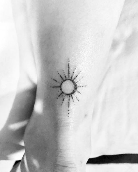 Simple Sun Tattoo, Tattoos Ideas For Men, Tattoo Sonne, Sun Tattoo Designs, Handpoke Tattoo, Sun Tattoos, Initial Tattoo, E Tattoo, Tattoo Feminina