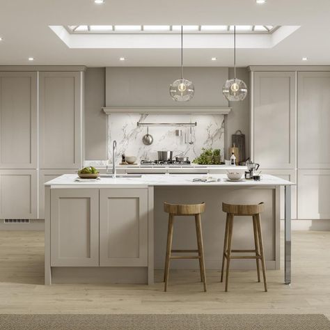 Howdens Chilcomb, Kitchen Shaker Style, Modern Shaker Kitchen, Shaker Kitchen Design, Kitchen Shaker, Howdens Kitchens, Open Plan Kitchen Dining Living, White Shaker Kitchen, Handleless Kitchen