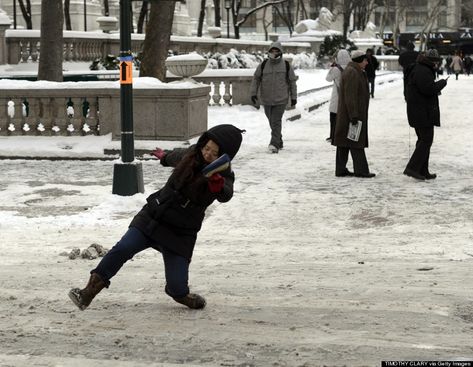 These Photos Of New Yorkers Slipping And Falling On Fifth Avenue Will Make You Want To Stay Inside | HuffPost Life Is Funny, Funny People Falling, Fall Humor, Fall Memes, Daily Funny, Bad Jokes, Jokes For Kids, Slip And Fall, Fall Pictures