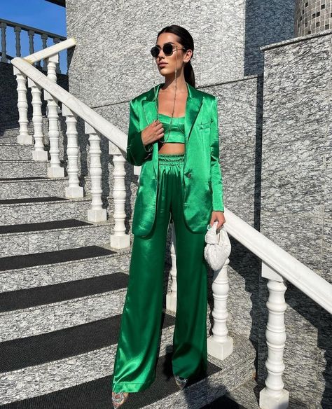 Green Silk Two Piece Outfit, Silk Two Piece Outfit Pants, Silk Pants Outfit Street Styles, Silk Set Outfit, Satin Pants Outfit Casual, Satin Set Outfit, Silk Two Piece Outfit, Iconic Red Carpet Looks, Satin Suits