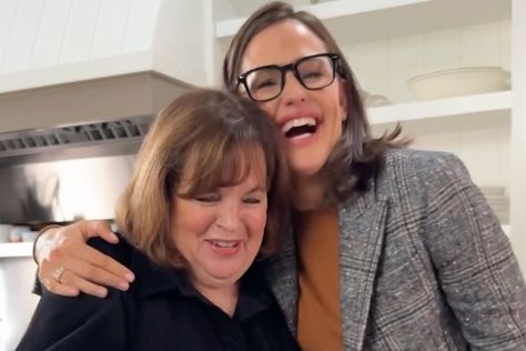 Jennifer Garner Brings ‘Cooking Fairy’ Ina Garten for Another 'Pretend Cooking Show' Episode Jennifer Garner Cooking, Ina Garten Baked Shrimp Scampi, Engagement Roast Chicken Ina Garten, Jennifer Garner Pretend Cooking Show, Ina Garden Perfect Roast Chicken, Jennifer Gardner, Ina Garden, Food Network Star, Barefoot Contessa