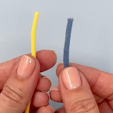 Bernat on Instagram: "HOW TO: Weaver’s Knot If you’re looking for a secure way to join two pieces of yarn, try a weaver’s knot. It’s an alternative to a Magic Knot, and works just as well! #LearnToCrochet #WeaversKnot #CrochetTip #CrochetTutorial #CrochetArt #CrochetInspo #CrochetersOfIG #BernatYarn #Yarnspo" Weavers Knot Crochet, Crochet Starting Knot, How To Tie Off Crochet End, Magic Knot For Joining Yarn, Weavers Knot, How To Join Yarn Seamlessly, Joining Yarn Crochet, Joining Yarn, Magic Knot