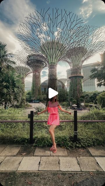 Andy Yong on Instagram: "Best photo spot at gardens by the Bay for a view of the super trees and Marina Bay Sands! 

Go around 5-6pm for the best lighting for your travel pics!

In frame: @yanochka22 
.
#photography #travel #singapore #travelphotography #gardensbythebay" Garden Bay Singapore, Singapore Gardens By The Bay, Singapore Outfit, Travel Overseas, Travel Singapore, Singapore Garden, Asia Trip, Singapore Photos, Overseas Travel