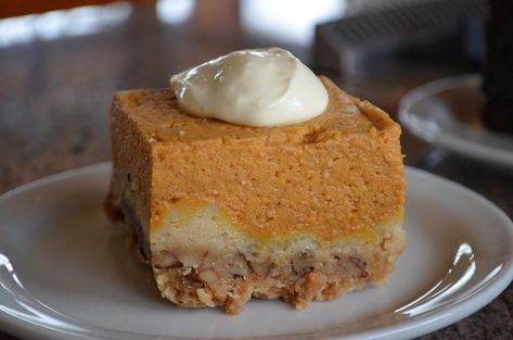 Pumpkin Crunch Hawaiian Recipe, Pumpkin Pecan Cheesecake, Pumpkin Pie Cake, Hawaiian Desserts, Pumpkin Crunch Cake, Pumpkin Pie Recipe Easy, Gooey Cake, Crumb Cake Recipe, Pumpkin Crunch