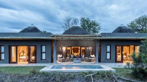 Luxury Villa Exterior at Sabi Sabi Bush Lodge Beach Mansions, African Safari Lodge, Outdoor Restaurant Patio, Bush Lodge, Lodge Ideas, Luxury Safari Lodge, Lodge Design, Lodge House, Grass Wallpaper