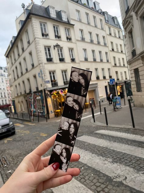 #paris #photobooth #thingstodoinparis Paris Photobooth, Paris Photo Booth, Bestie Trip, Paris Photo Ideas, London Trip, Autumn In New York, Paris Aesthetic, Beautiful Aesthetic, Travel Pics