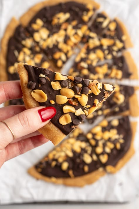 This peanut butter cup cookie dough bark is an easy treat that’s not only delicious but also healthy! It’s gluten-free, dairy-free, and vegan. Healthy Cookie Dough Bark, Chocolate Toffee Pretzel Bark, Pretzel Toffee Bark, Cookie Dough Bark, Gluten Free Pecan, Cup Cookie, Frozen Yogurt Bites, Almond Flour Cakes, Healthy Cookie Dough