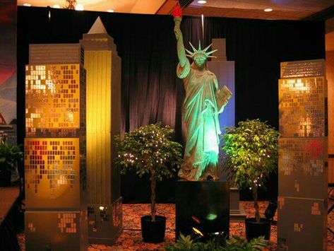 New York Theme Party, Entrance Ideas Entryway, Big Apple New York, New York Building, Graduation Dance, Apple Party, Theatre Backdrops, Manhattan Times Square, Post Prom