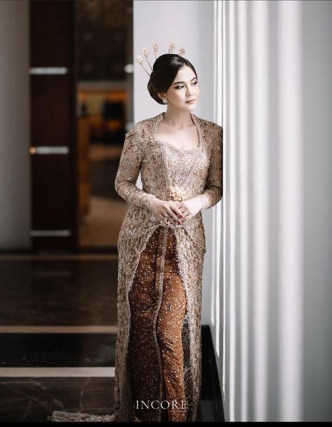 model baju batik wanita atasan elegan Pengantin Jawa Modern, Kebaya Wedding Hijab, Kebaya Nikah Modern, Modern Kebaya Wedding, Dres Batik, Batik Model, Kebaya Lamaran, Kebaya Wedding, Kebaya Modern Dress