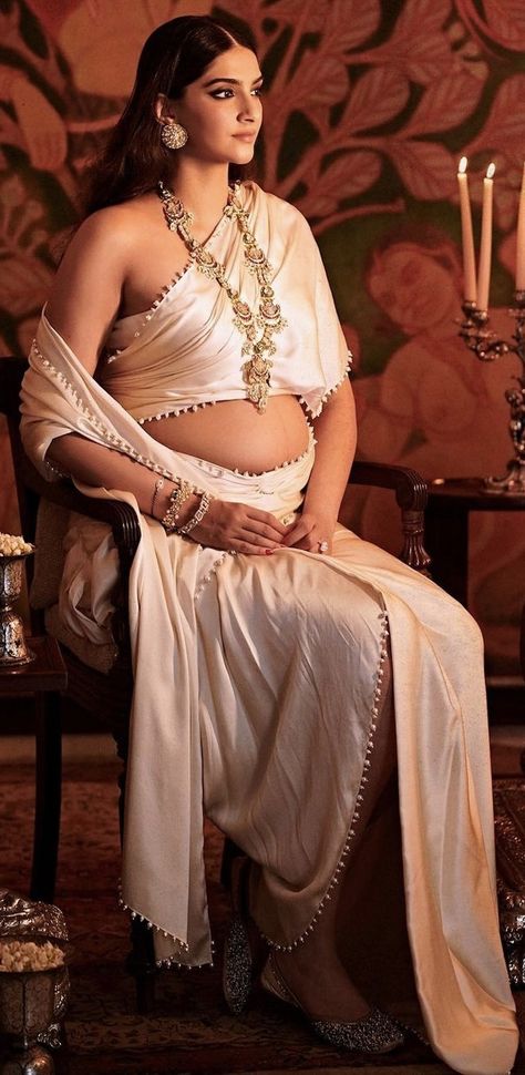 Sonam Kapoor Pregnant, Pregnant Saree, Indian Pregnancy Photoshoot, Indian Pregnant Women, Prego Photoshoot, Indian Maternity Photos, Indian Maternity, Indian Baby Showers, Pregnancy Fashion