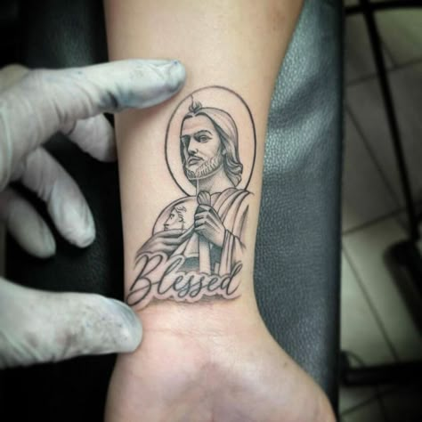 Tatuaje De San Judas En La Muñeca San Judas Hand Tattoo, Tatoos Men Small Arm, San Judas Tattoo Women, San Judas Tadeo Tattoo For Women, Small San Judas Tattoo, San Judas Tattoo Design, St. Jude Tattoo, St Jude Tattoo, Bea Tattoo