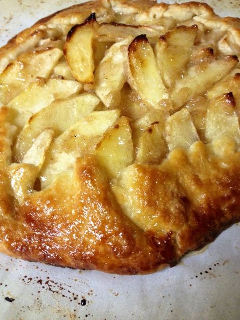 Rustic Apple Pie, Galette Recipes, Rustic Apple Tart, Make Pie Crust, Apple Crisps, Apple Tart Recipe, Apple Pie Recipe Easy, Pear Dessert, Apple Galette