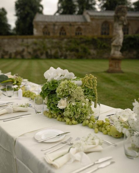 Cheap Wedding Floral Ideas, Minimal Floral Centerpieces, Greenery Wedding Tables, Green And White Flowers Wedding, Green Table Wedding, Outdoor Wedding Table Settings, Garden Wedding Tablescape, Greenery Tablescape, Green Hydrangea Wedding