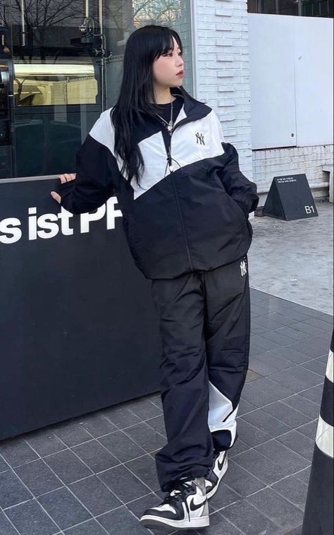 ⿻ streetstyle aesthetic ; black and white ; casual ; sports // 『𝑐𝑟𝑒𝑑𝑖𝑡𝑠 𝑙𝑖𝑛𝑘𝑒𝑑』 ig: h_eeny Kpop Shifting Airport Fashion, Sports Jacket Outfit, Neural Pathways, Casual Sporty Outfits, Streetstyle Aesthetic, Boyish Outfits, Aesthetic Black And White, Mode Ulzzang, Sports Jackets Women