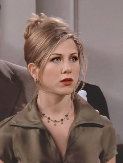 Rachel Green Hair Styles Updo, Rachel Green Hair Updos, Rachel Green Updo Hair, French Twist Rachel Green, Jennifer Aniston Side Profile, Rachel Green Hairstyles Updo, Friends Rachel Makeup, Rachel Green French Twist, Rachel Green Makeup Look