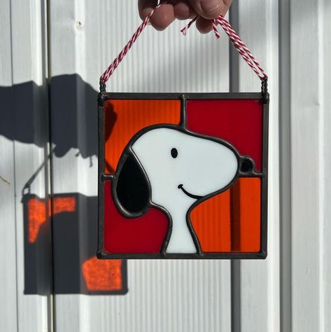 Cartoon Stained Glass Art, Dog Stained Glass Art, Snoopy Stained Glass Pattern, Diy Stain Glass Art, Stained Glass Art Patterns, Stained Glass Ideas, Disney Stained Glass, Glass Mosaic Art, Glass Art Projects