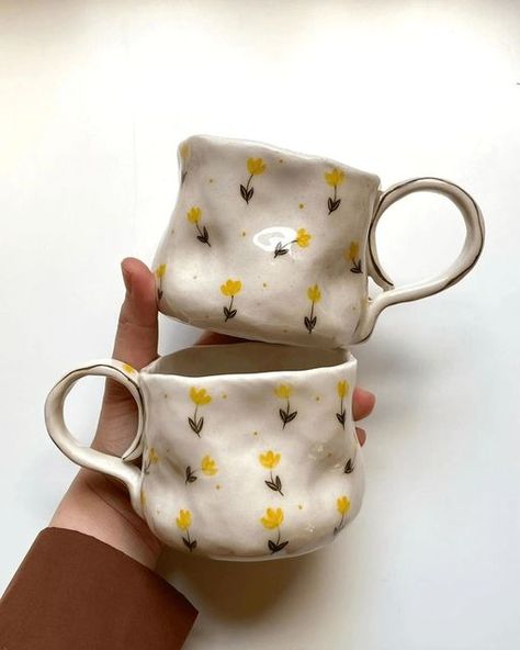 Love in Pottery on Instagram: "beautiful ceramic flower mugs 🌼💛 by @nafceramic ! 🙈😘💚 FOLLOW👉 @loveinpottery for more pottery contents ☕️ !  visit their page and support 💕  Follow us on @musthomeguide (Interior Lovers) & @mustvisitguide (Travel Lovers) !  #tableware #handmadeceramics #keramik #art #pottery #pottersofinstagram #ceramicsculpture #contemporaryceramics #potterylove #ceramicstudio #porcelain #glaze #wheelthrown #clay #sculpture #handmade #artist #ceramics #design #stoneware" Unique Mugs, Plastic Mugs, Handmade Cups, Pretty Mugs, Pottery Dishes, Clay Mugs, Ceramics Pottery Art, Ceramics Ideas Pottery, Ceramic Studio