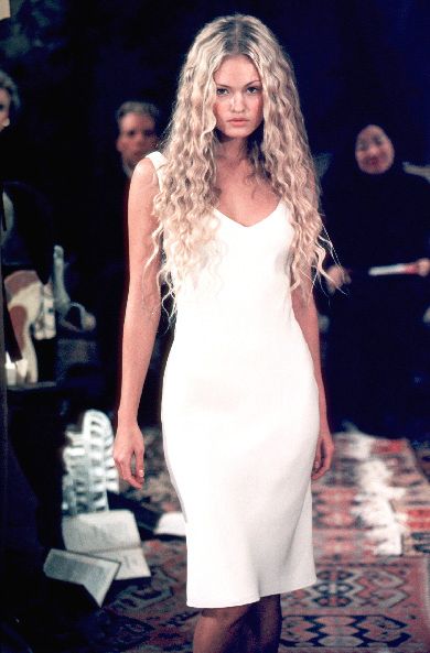 Christian Dior 1996-2002: Galliano's Early Days | Page 16 | the Fashion Spot 90s Runway Fashion Dior, Dior White Dress, Actual Y2k, Dior 90s, Runway Moments, Galliano Dior, 90s Y2k Fashion, 90s Runway Fashion, Dior Dress