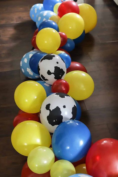 Directions on putting together a Toy Story Balloon Garland Toy Story Balloon Garland, Toy Story Decorations, Toy Story Party Decorations, Toy Story Baby, Club Events, Toy Story Theme, Toy Story Cakes, Toy Story Birthday Party, Birthday Toys