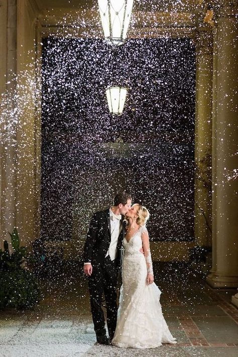 Snow machine send off for a Christmas wedding at the Biltmore in Atlanta, GA. Photography: Rick + Anna. Winter Wonderland Wedding Ideas, Bride Entrance, Wedding Exit Ideas, Winter Wonderland Wedding Theme, Wonderland Wedding Theme, Night Wedding Photos, Winter Wedding Photos, Snow Machine, Wedding Exit