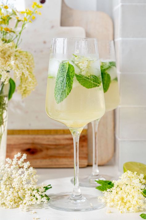 The Hugo cocktail is a delicious drink made with Prosecco, elderflower syrup, lime juice, and fresh mint leaves. It's perfect for a hot summer day, it's so easy to sip on and refreshing! Hugo Cocktail, Caipirinha Recipe, Dinner Soup Recipes, Elderflower Syrup, Mint Cocktails, Mint Flower, Italian Drinks, Pina Colada Recipe, Refreshing Summer Cocktails