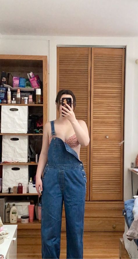 Jean Overalls, Swimsuit top, Summer Beach Outfit, Travel Outift, Summer Aesthetic, California Uniform Outfits Overalls, Summer Beach Aesthetic, Aesthetic California, Outfit Travel, Summer Beach Outfit, Beach Outfits, Jean Overalls, Top Summer, Beach Aesthetic