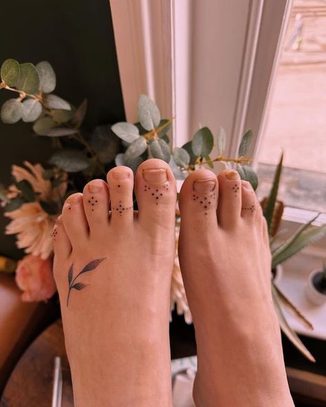 Dotwork Stick And Poke, Fine Line Feet Tattoos, Stick Poke Tattoo Ideas, Fine Line Foot Tattoo, Big Toe Tattoo, Stick N Poke Tattoos, Toe Tattoo, Small Foot Tattoos, Toe Tattoos