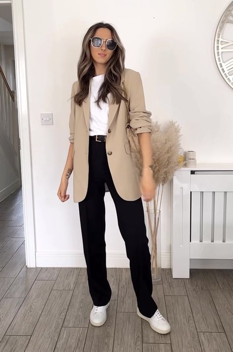 Beige Blazer Outfit Office, Beige Office Outfit, Outfits Con Saco Beige, Black Blazer Beige Pants, Outfit Con Blazer Beige, Beige Zara Blazer For Work, Zara Beige Blazer For Office, Winter Semi-formal Beige Blazer, Smart Casual Jeans Outfit Women