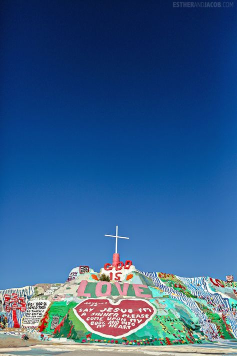 Slab City, Salvation Mountain, Mountain Wallpaper, Visit California, California Travel Road Trips, Roadside Attractions, California Dreaming, California Travel, Palm Springs