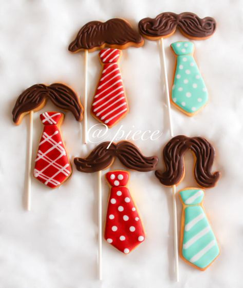 Little man baby shower cookies Mustache Cookies, Bow Tie Cookies, Royal Icing Cookies Recipe, Easy Royal Icing Recipe, Mustache Party, Man Cookies, Royal Icing Recipe, Cookie Pops, Fancy Cookies