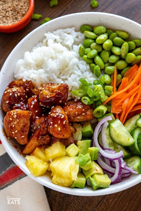 Hawaiian Chicken Poke Bowl - Bursting with freshness and vibrancy, every mouthful offers a symphony of flavours. From succulent chicken in sauce to crisp veggies, pineapple, creamy avocado, fluffy rice, and a drizzle of spicy mayo. Hawaiian Bowls Chicken, Spicy Tuna Poke Bowl, Chicken Poke Bowl, Chicken In Sauce, Spicy Tuna Poke, Refreshing Dinner, Tuna Poke Bowl, Sw Meals, Poke Bowl Recipe