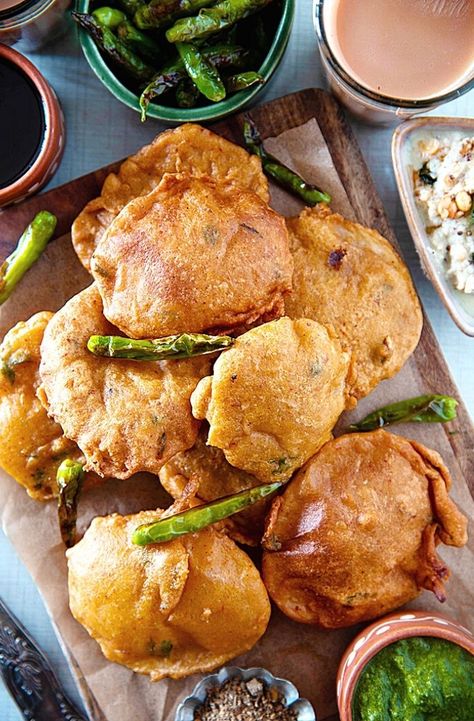 Monsoon Food, Aloo Pakora, Fried Fritters, Indian Fast Food, Marathi Culture, Pakora Recipe, Potato Slices, Potato Fritters, Pakora Recipes