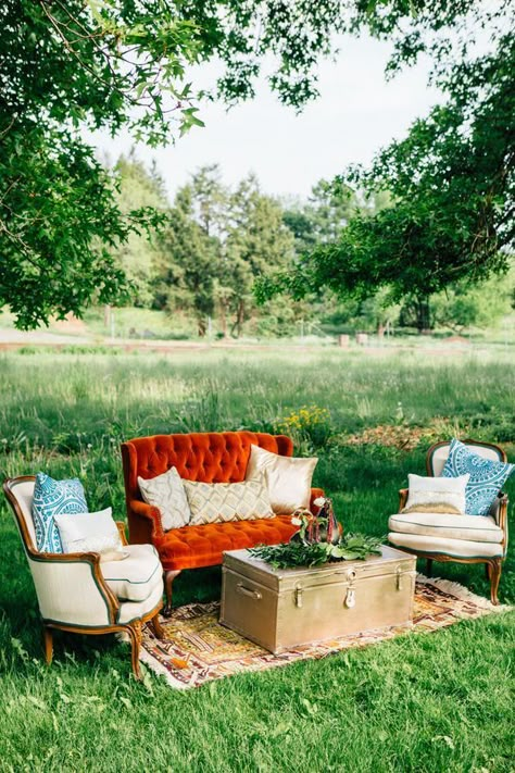 Wedding Lounges, Wedding Lounge Area, Diy Wedding Inspiration, Vintage Couch, Wedding Lounge, Wedding Furniture, North Country, Country Vintage, Lounge Area