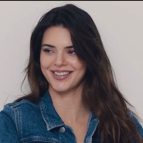 Kendall Jenner Smile Aesthetic, Kendall Jenner Long Hair, Kendall Jenner Bangs, Kendall Jenner Smile, Aesthetic Kardashian, Kendall Jenner Selfie, Kylie Jenner Look Alike, Kendall Jenner Hair, Kendall Jenner Face