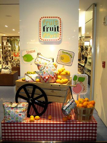 Fresh and simple summer display idea! Use realistic fake fruit to make it last all summer! Window Display Ideas, Spring Window Display, Summer Display, Summer Window Display, Merchandising Tips, Summer Window, Store Window Display, Fruit Displays, Fruit Stand