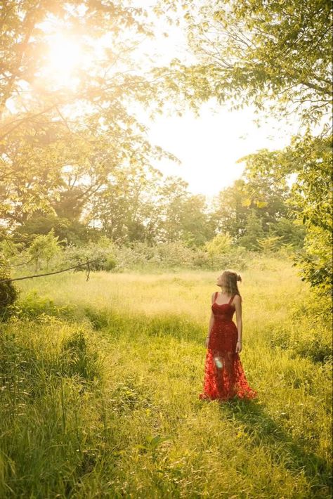 Spiritual Senior Pictures, Senior Pictures Red Dress, Cottage Core Senior Pictures, Red Dress Photoshoot Ideas, Red Dress Photoshoot Ideas Outdoor, Md Poses, Field Photoshoot Big Dress, Senior Picture Ideas Cottage Core, Hippie Senior Pictures