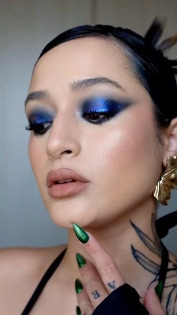 Blue Chrome Eyeshadow, Chrome Eyeshadow Look, Gray Eyeshadow, Chrome Eyeshadow, Sparkly Makeup, Blue Chrome, Slay Queen, Prom 2024, Makeup Idea