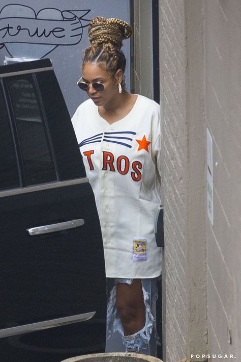 Beyoncé Rocks a Houston Astros Jersey While Grabbing Lunch With JAY-Z and Solange Houston Astros Outfit Woman, Astros Game Outfit Women, Baseball Jersey Outfit Women Fashion, Baseball Outfits, Astros Jersey, Beyonce Braids, Baseball Jersey Outfit, Astros Game, Beyonce Outfits