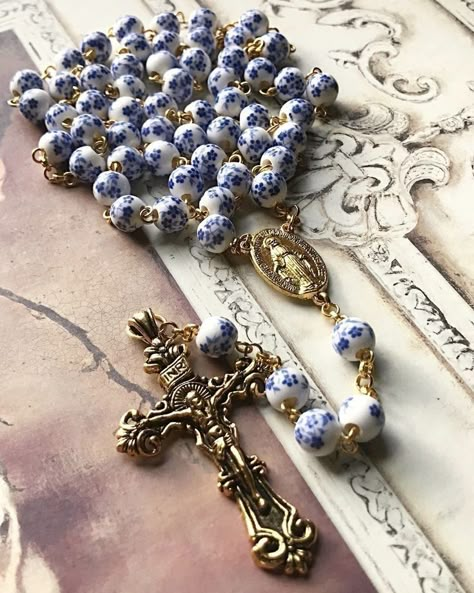 Cholthing Style, Faith Images, Rosary Ideas, Rosary Bead Tattoo, Beautiful Rosaries, Rugged Rosary, Painting Jewelry, Rosary Making, Paracord Rosary