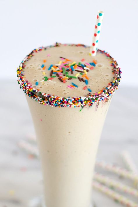 Cake Batter Protein Shake - Jennifer Meyering Cake Batter Protein Shake, Shrink Belly, Low Carb Protein Shakes, Cake Batter Protein, Belly Workouts, Whiskey Cake, Jamba Juice, Kiwi Smoothie, Protein Bar Recipes