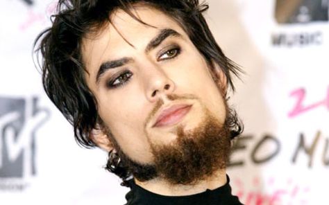 Grab all details of Red Hot Chili Peppers guitarist Dave Navarro Plastic Surgery – Before and After - Here: https://celebsdiaries.com/dave-navarro-plastic-surgery/ Men Eyeliner, Men With Makeup, Hippo Costume, Hand Shakes, Mens Makeup, Men's Makeup, Fire Makeup, Men Makeup, Black Eye Makeup