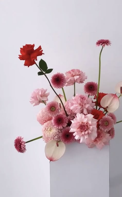 Modern Valentines Flowers, Red Pink Floral Arrangements, Modern Floral Bouquets, Pink Red Flower Arrangement, Red Pink Flower Arrangements, Pink And Red Floral Arrangements, Christmas Table Flowers, Light Pink Flower Arrangements, Pink And Red Flower Arrangements