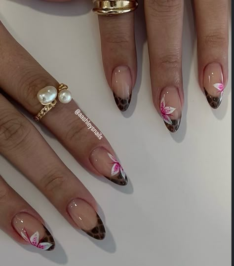 Summer Nail Inpos Ideas, Brown Fresh Tip Nails, Vintage Nail Inspiration, Nyc Aesthetic Nails, Vacation Nails Simple Design, Mid Length Nail Ideas, Nail Inspo Stockholm Style, Trendy Almond Nails 2025, Artsy French Tip Nails