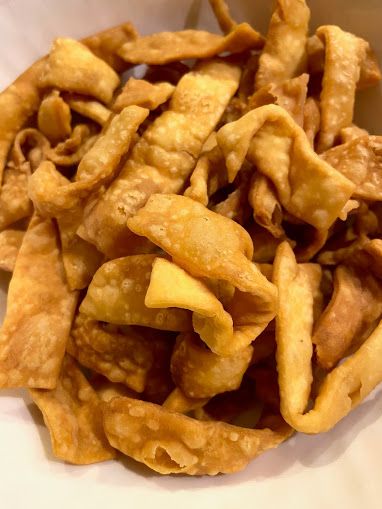 Wonton Strips Recipe, Fried Wontons Recipes, Home Made Wontons, Fried Wonton, Fried Wontons Chips, Easy Fried Wonton Recipes, Pork Fried Wontons, Easy Snack Appetizers, Wonton Chips