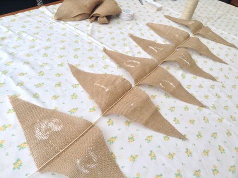 Rustic Bunting Ideas, Diy Bunting Ideas, Mini Bunting Ideas, Burlap Bunting Diy, Wedding Bunting Ideas Diy, Name Bunting Diy, Diy Bunting Banner Fabric, Garden Bunting Ideas, Diy Birthday Bunting