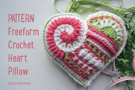 heart stitch sampler Crochet Heart Pillow, Coastal Fashion, Crochet Unique, Applique Tutorial, Crochet Heart Pattern, Confection Au Crochet, Valentines Crochet, Form Crochet, Heart Pillow