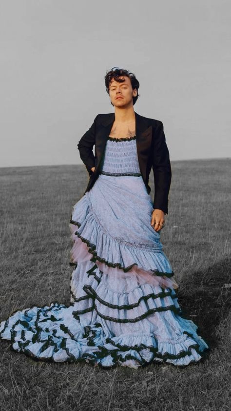 Harry Styles makes history as he becomes the first male to feature solo on Vogue Harry Styles In Costume, Harry In Dress, Harry Styles In Skirt, Harry Styles Dress Vogue, Harry Styles Normal Clothes, Harry Styles Dress Up, Harry Styles Full Body Pic, Harry Styles Full Body Picture Standing, Harry Styles Skirt