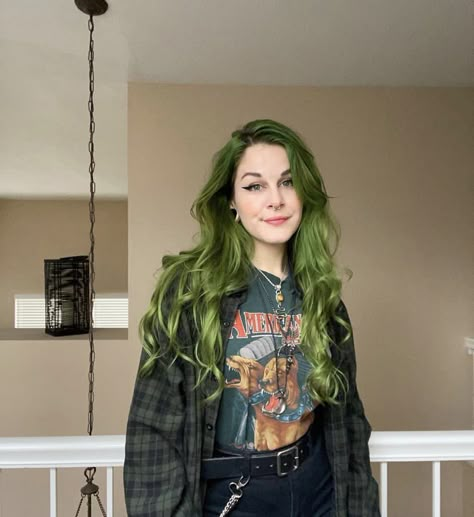 Split Dyed Hair Green And Brown, Outfits With Green Hair, Brown And Green Hair, Green Hair Makeup, Green Hair Streaks, Forest Green Hair, Green Ombre Hair, Goth Hairstyle, Lighter Brown Hair