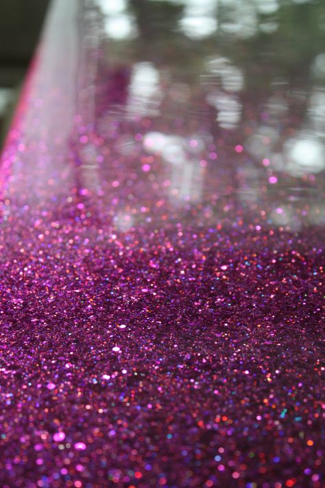 I'm doing this to my coffee table. Different color.... Maybe lime green. Glitter Room, Glitter Table, Diy Table Top, Diy Interior, Decoration Inspiration, Teen Room, Purple Glitter